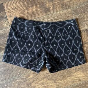 GAP Black and White Patterned Women's Shorts, Size 2